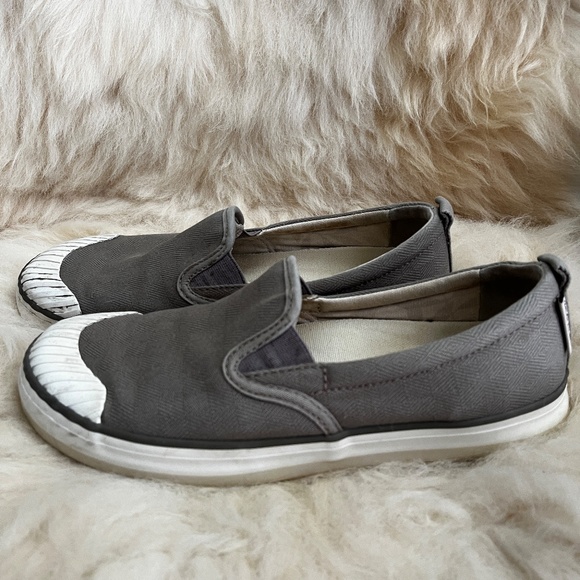 KEEN - ELSA slip on canvas sneakers/Size 9 - Picture 2 of 6